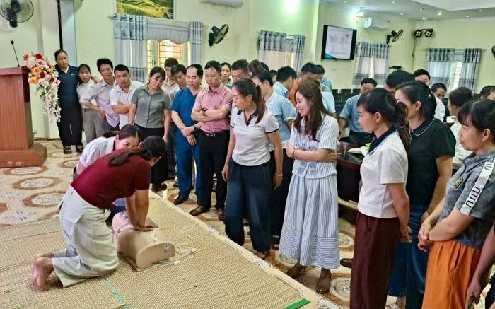 Nhân viên y tế trường học ở Tuần Giáo thực hành sơ cứu người do đuối nước. (Ảnh: LÊ LAN)