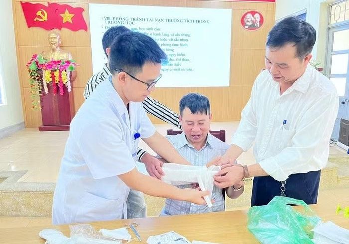 Nhân viên Y tế trường học tại Tủa Chùa thực hành băng bó vết thương. (Ảnh: Trung tâm y tế Tủa Chùa)