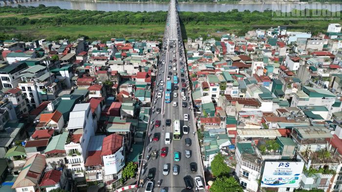 Trên cầu Chương Dương, lượng phương tiện cũng tăng nhanh vào cuối giờ chiều. Dòng ô tô, xe máy nối nhau qua cầu, hướng về khu vực phía Đông Hà Nội và các tỉnh lân cận, khi người dân bắt đầu rời Thủ đô trước kỳ nghỉ Quốc khánh 2/9.