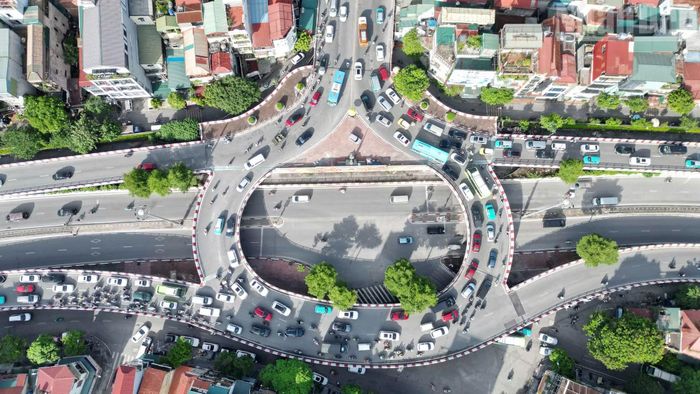 Trong dòng xe hối hả trước kỳ nghỉ, việc lựa chọn giờ xuất phát, tuyến đường phù hợp và tuân thủ quy định giao thông không chỉ giúp hành trình thuận lợi hơn mà còn góp phần giảm áp lực lên toàn mạng lưới giao thông.