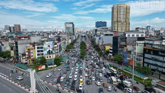 Từ chiều 28/8, dòng phương tiện trên các tuyến đường hướng ra cửa ngõ Hà Nội bắt đầu đông đúc do người dân rời Thủ đô trước kỳ nghỉ Quốc khánh 2/9 kéo dài 5 ngày.