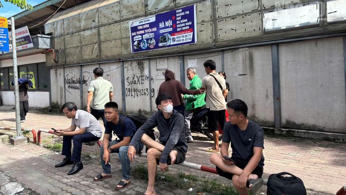 Tại các bến xe, hành khách mang theo hành lý, tranh thủ lên xe về quê hoặc bắt đầu hành trình du lịch. Các đơn vị vận tải đã chủ động bố trí thêm phương tiện, nhân lực để phục vụ cao điểm nghỉ lễ.