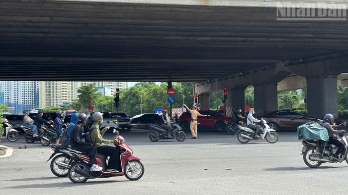 Tại các nút giao lớn, lực lượng Cảnh sát giao thông được tăng cường từ sớm để điều tiết dòng phương tiện, hạn chế tình trạng ùn ứ kéo dài khi lưu lượng tăng đột biến.