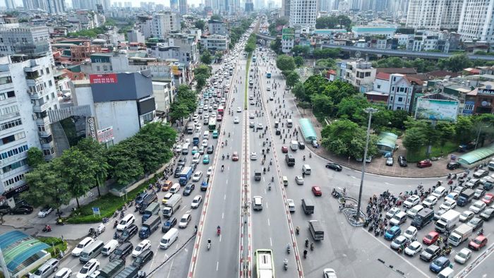Trên tuyến Nguyễn Trãi, lượng phương tiện tăng nhanh vào cuối giờ chiều, dòng ô tô, xe máy nối nhau hướng về các cửa ngõ phía tây nam Thủ đô, khi người dân bắt đầu hành trình về quê, đi du lịch trước kỳ nghỉ Quốc khánh 2/9.