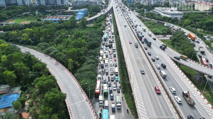 Không chỉ ô tô cá nhân, xe khách liên tỉnh cũng bắt đầu tăng số lượng trên các tuyến đường ra khỏi thành phố. Nhu cầu về quê, thăm thân và du lịch được dự báo tăng cao trong những ngày đầu và cuối kỳ nghỉ.