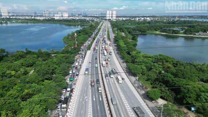 Hà Nội đã chuẩn bị phương án phân luồng từ xa trên các tuyến cao tốc, trong đó có khả năng tổ chức giao thông linh hoạt theo chiều phương tiện để giải tỏa dòng xe trong những thời điểm lưu lượng tăng đột biến.