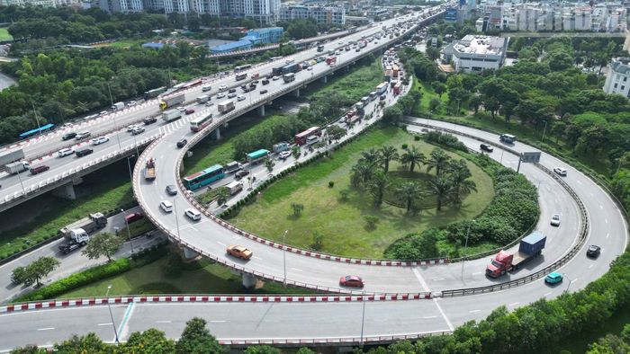 Từng dòng xe nối nhau hướng về Pháp Vân-Cầu Giẽ. Thành phố đã xây dựng phương án phân luồng, hướng phương tiện đi các tỉnh phía Nam theo nhiều lộ trình nhằm giảm áp lực cho những tuyến cửa ngõ trọng điểm.