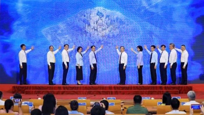 Lãnh đạo thành phố Hà Nội thực hiện nghi lễ khởi công các dự án, công trình trọng điểm. (Ảnh: VIẾT THÀNH)