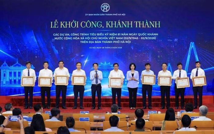 Phó Bí thư Thường trực Thành ủy Hà Nội Nguyễn Trọng Đông và Chủ tịch Hội đồng nhân dân Phùng Thị Hồng Hà trao Bằng khen cho các tập thể có thành tích xuất sắc. (Ảnh: VIẾT THÀNH)