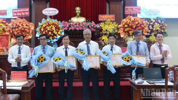 Trao Bằng khen của Ủy ban nhân dân tỉnh Đồng Tháp cho các tập thể, cá nhân có thành tích trong công tác Hội.