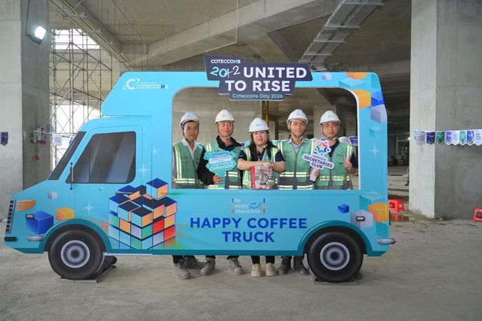 Cán bộ, kỹ sư, công nhân cùng check-in tại United day-Happy coffee truck.