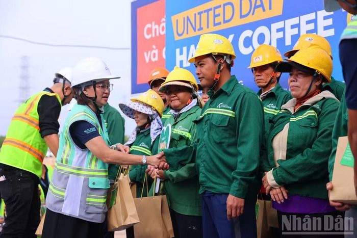 Bà Đinh Thị Hồng Thắm, Giám đốc Quản trị Đối ngoại Coteccons trao những phần gạo đến cho công nhân có thành tích tốt trong thực hành an toàn lao động.