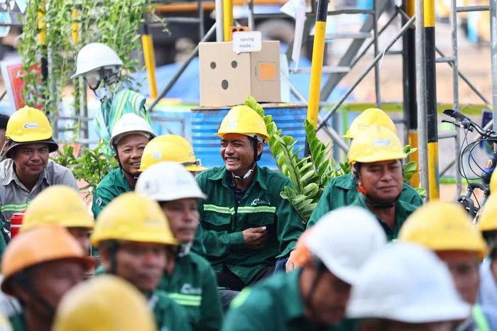 Không khí buổi lễ diễn ra sôi nổi với nhiều hoạt động chăm lo cho công nhân.