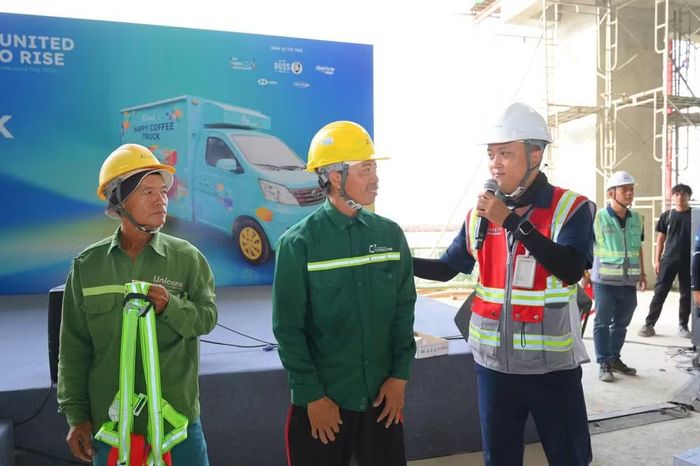 Công nhân cùng tham gia một hoạt động giải trí tại công trường.