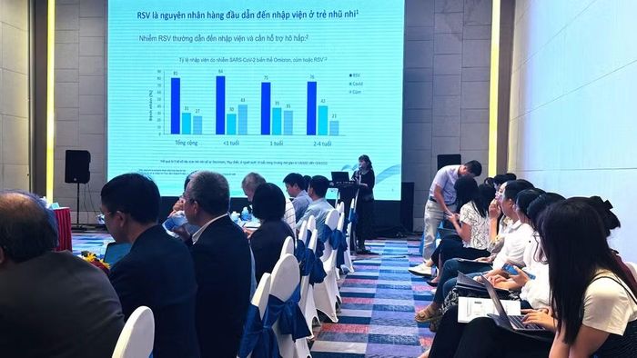 Các chuyên gia trình bày nghiên cứu mới về các biện pháp phòng bệnh chủ động (Ảnh: MINH HOÀNG)