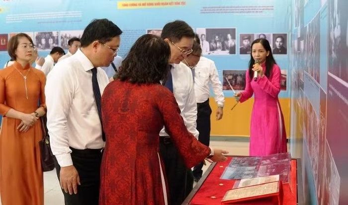 Giới thiệu các nội dung hình ảnh, tư liệu trưng bày tại triển lãm đến với đại biểu.
