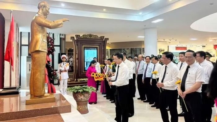 Trước lúc khai mạc triển lãm, lãnh đạo thành phố và các ban ngành đã tổ chức dâng hoa lên Chủ tịch Hồ Chí Minh.