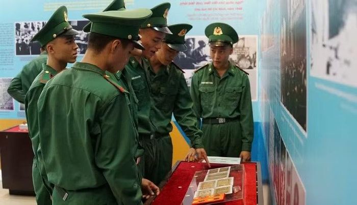 Cán bộ chiến sỹ khối lực lượng vũ trang thành phố đến tham quan tại triển lãm.