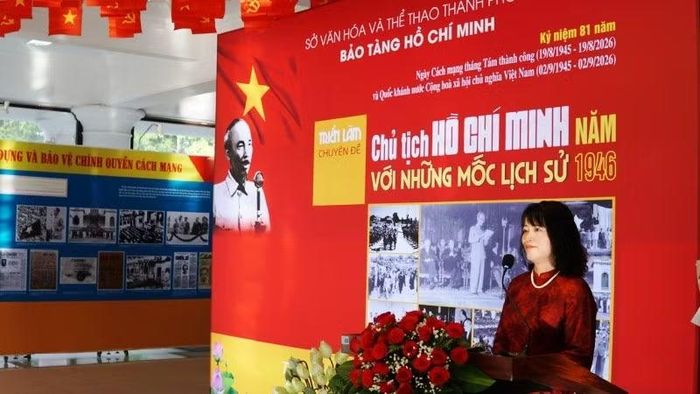 Giám đốc Bảo tàng Hồ Chí Minh thành phố Huế Đinh Thị Hoài Trai phát biểu tại buổi khai mạc.