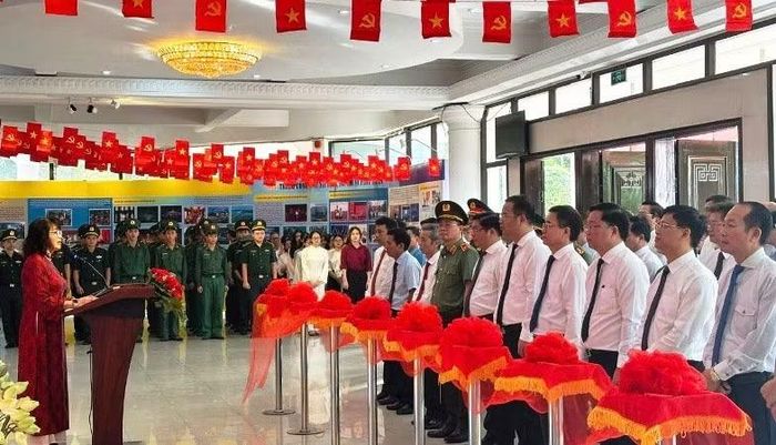 Lãnh đạo thành phố cùng đại diện các sở, ban, ngành, lực lượng vũ trang thành phố tham dự triển lãm.