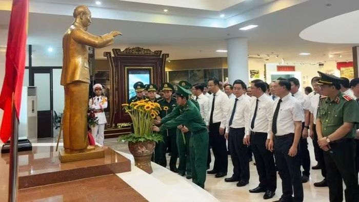 Cán bộ chiến sỹ lực lượng vũ trang thành phố dâng hoa lên Chủ tịch Hồ Chí Minh.