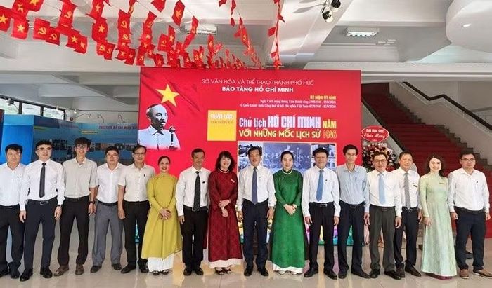 Lãnh đạo Sở Văn hóa và thể thao thành phố chụp ảnh lưu niệm cùng cán bộ Bảo tàng Hồ Chí Minh thành phố Huế.