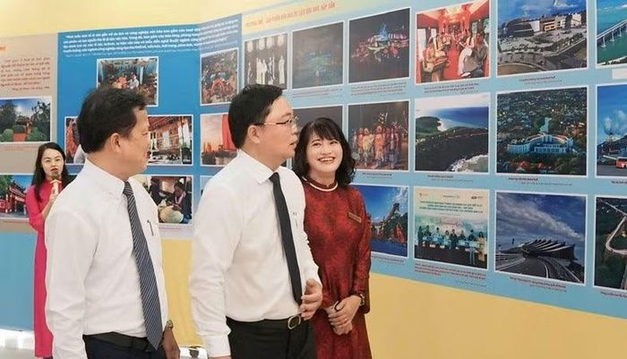 Lãnh đạo Bảo tàng Hồ Chí Minh giới thiệu đến đại biểu các nội dung trưng bày tại triển lãm.