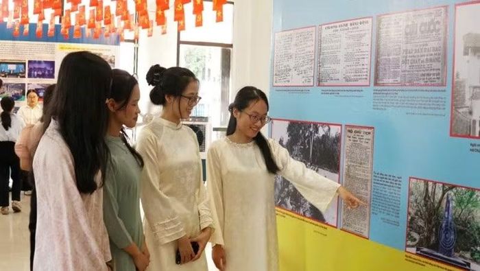 Học sinh, sinh viên Đại học Huế đến triển lãm.