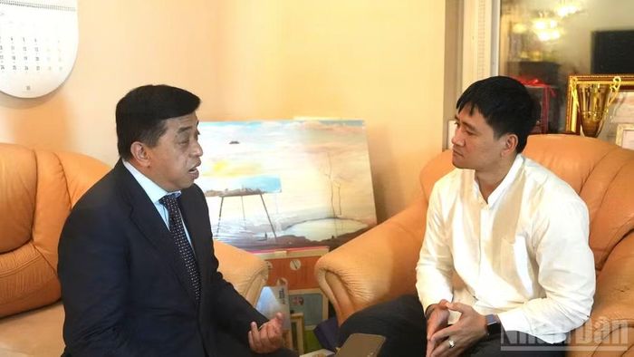 Ông Trần Phú Thuận bày tỏ nhiều mong muốn đối với thế hệ trẻ người Việt tại Nga. (Ảnh: THANH TRAI)