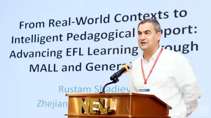 Giáo sư Rustam Shadiev, Khoa Giáo dục, Đại học Chiết Giang, Trung Quốc trình bày báo cáo đề dẫn tại ICETAI 2026. (Ảnh: Tuấn Anh)