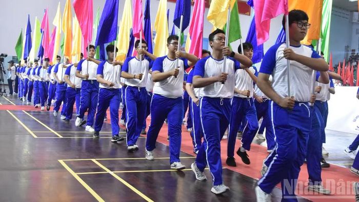 Khối cờ đại hội diễu hành qua lễ đài. (Ảnh: NGUYỄN SỰ)