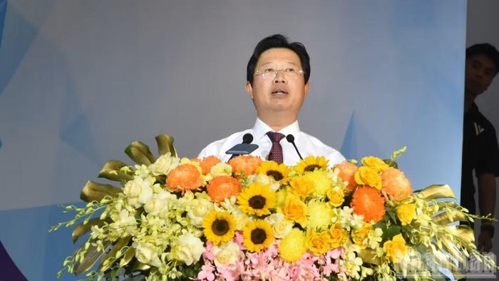  Phó Chủ tịch Ủy ban nhân dân tỉnh Đồng Tháp Huỳnh Minh Tuấn phát biểu khai mạc Đại hội. (Ảnh: NGUYỄN SỰ) 