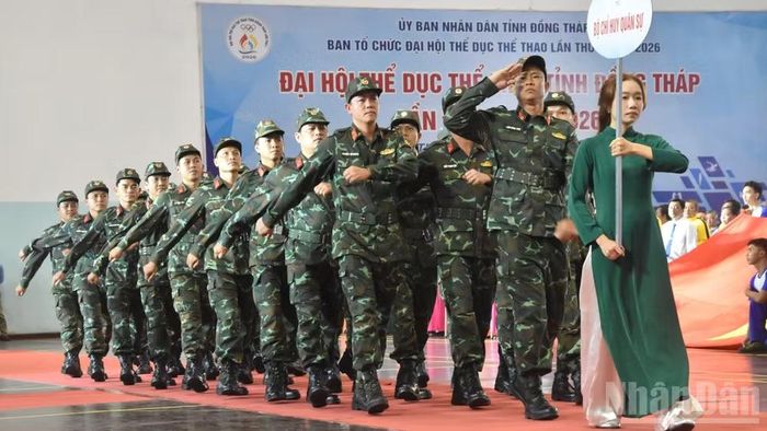 Đoàn Bộ Chỉ huy Quân sự tỉnh Đồng Tháp diễu hành qua lễ đài. (Ảnh: NGUYỄN SỰ)