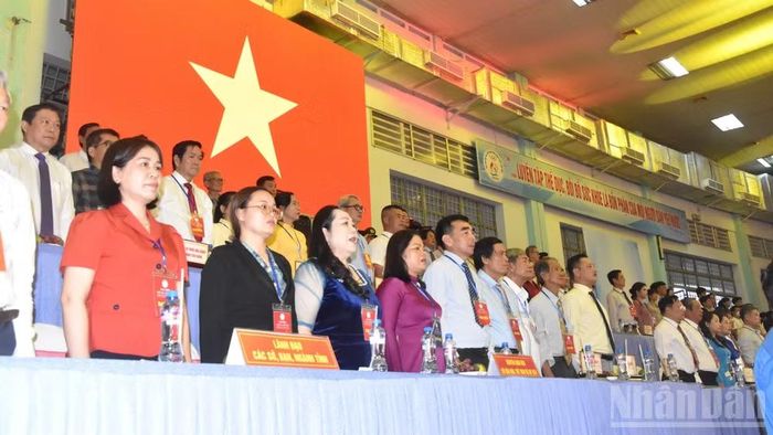 Các đại biểu thực hiện nghi thức chào cờ tại Lễ khai mạc Đại hội. (Ảnh: NGUYỄN SỰ)