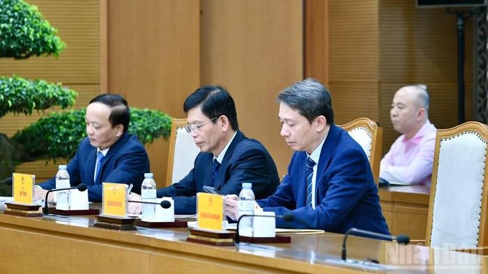 Đại diện lãnh đạo một số bộ, ngành tham dự cuộc điện đàm. (Ảnh: THANH GIANG)