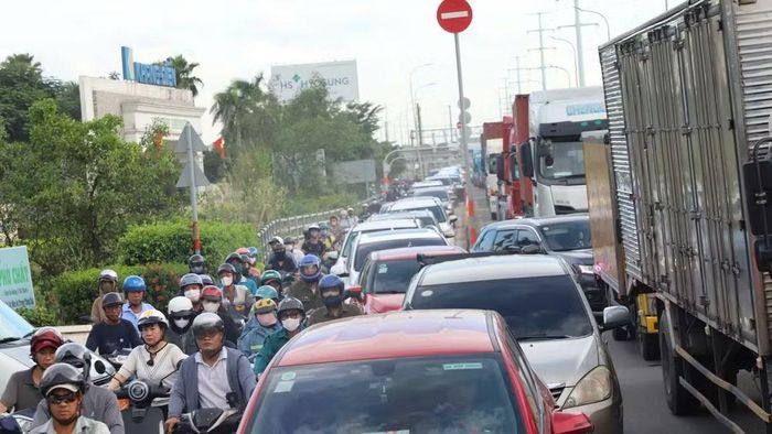 Ghi nhận ở cửa ngõ phía đông, dòng xe ô-tô chen lẫn với xe máy lưu thông lên cao tốc Thành phố Hồ Chí Minh-Long Thành-Dầu Giây dày đặc.