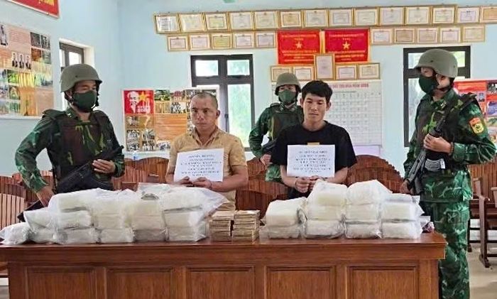 Đối tượng Nguyễn Phi Long và Nguyễn Nhất Nhơn bị bắt cùng tang vật. (Ảnh: Ban Chỉ huy Bộ đội biên phòng tỉnh Quảng Ngãi)