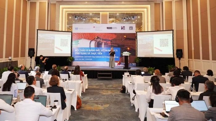 Bà Anne Dekeukelaere, Hiệp hội Xây dựng Phát thải carbon thấp (LCCA) thông tin về “Lộ trình toàn cầu hướng tới phát thải ròng bằng 0 trong ngành xi-măng và bê tông”. (Ảnh: Ban tổ chức)