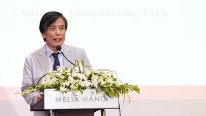 Phó Giáo sư, Tiến sĩ Lương Đức Long, Phó Chủ tịch kiêm Tổng Thư ký Hiệp hội Xi-măng Việt Nam (VNCA) thông tin về Chiến lược phát triển bền vững của ngành xi-măng Việt Nam. (Ảnh: Ban tổ chức)