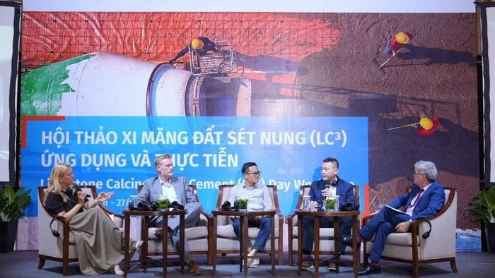 Các chuyên gia trong phiên thảo luận bàn tròn “Lựa chọn công nghệ cho LC3 tại Việt Nam”. (Ảnh: Ban tổ chức)