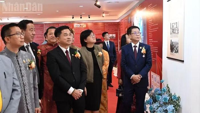 Các đại biểu tham quan triển lãm tranh “50 năm quan hệ Thái Lan-Việt Nam”. (Ảnh: XUÂN SƠN) 