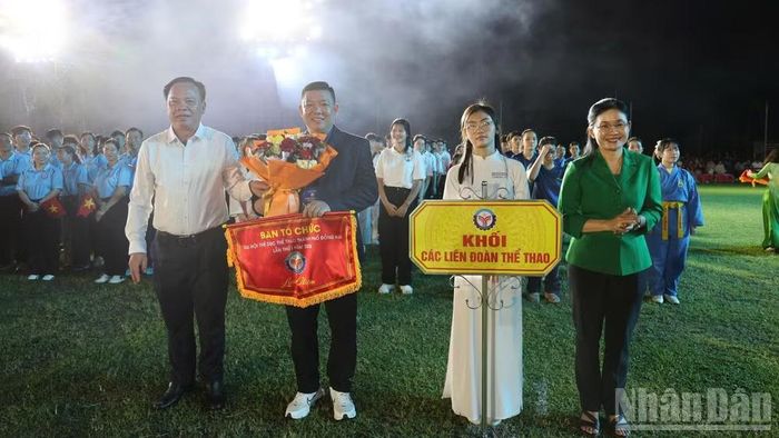 Lãnh đạo thành phố Đồng Nai tặng cờ lưu niệm và hoa cho các khối tham gia đại hội.