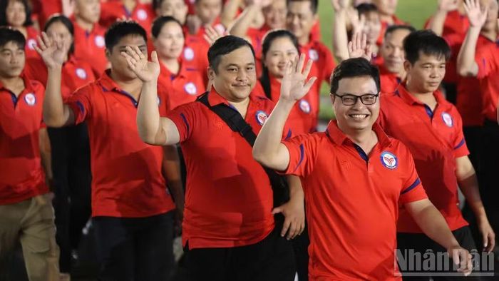 Các vận động viên tiến qua lễ đài.