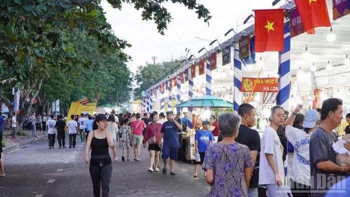 Hơn 100 gian hàng tại Tuần lễ Ẩm thực góp phần tạo không gian trải nghiệm ẩm thực, du lịch đặc sắc, đậm nét văn hóa miền sông nước. (Ảnh: VĂN ÚT)