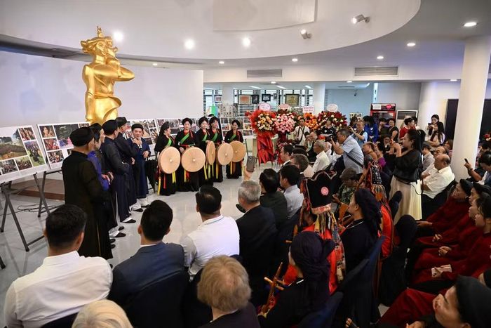 Lễ khai mạc triển lãm thu hút đông đảo đại biểu, khách mời và công chúng đến tham dự, thưởng lãm những tác phẩm về biển đảo quê hương và di sản văn hóa Việt Nam. (Ảnh: TRẦN HẢI)