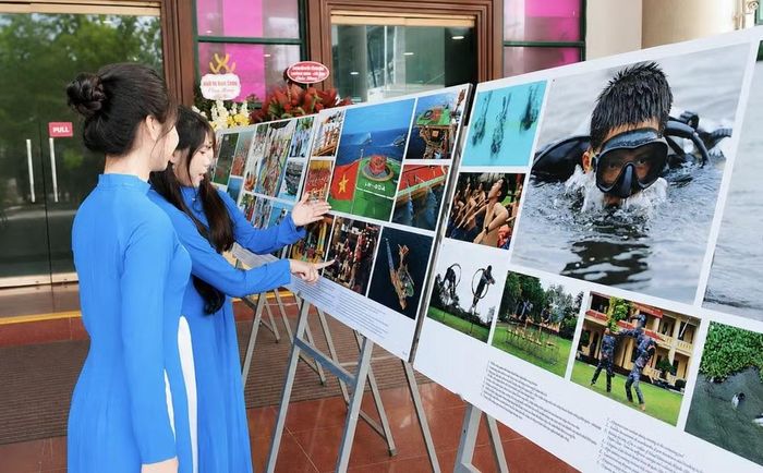 Qua những bức ảnh của Nguyễn Á, công chúng có dịp nhìn lại vẻ đẹp của biển đảo, con người và những giá trị văn hóa được lưu giữ qua thời gian. (Ảnh: TRẦN HẢI)
