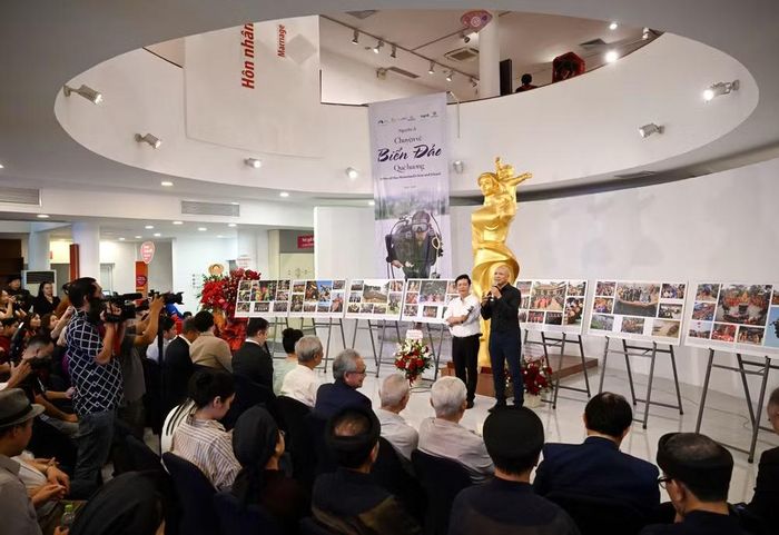 Với nghệ sĩ nhiếp ảnh Nguyễn Á, mỗi bức ảnh không chỉ là một khoảnh khắc được ghi lại, mà còn là cách lưu giữ ký ức về con người, vùng đất và những giá trị văn hóa của Việt Nam. (Ảnh: TRẦN HẢI)