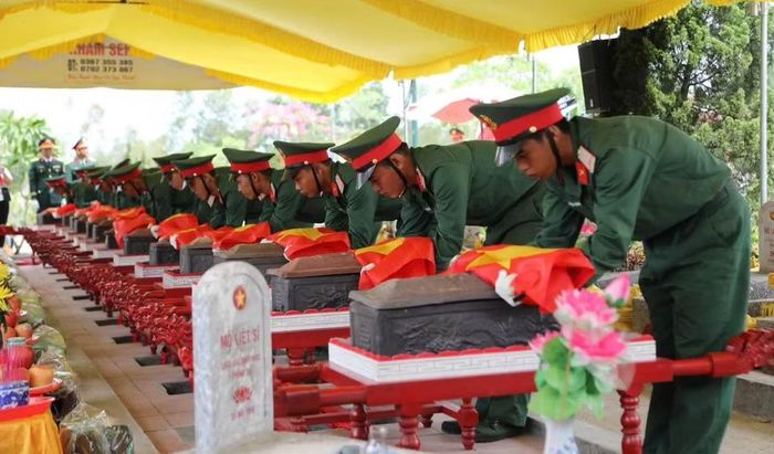 Lễ viếng, truy điệu và an táng hài cốt liệt sĩ được diễn ra trọng thể, chu đáo. (Ảnh: Hiếu Minh) 
