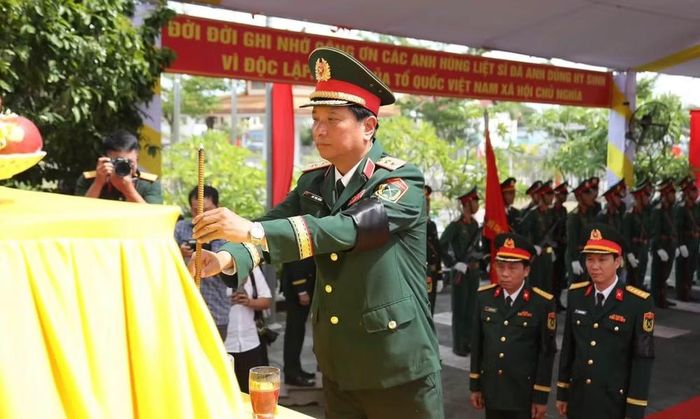 Trung tướng Hà Thọ Bình, Tư lệnh Quân khu 4 dâng hương, viếng các Anh hùng liệt sĩ. (Ảnh: Hiếu Minh)