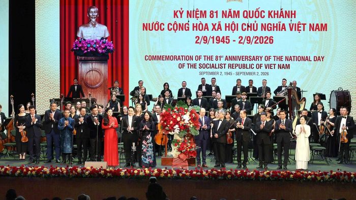 Bộ trưởng Bộ Ngoại giao Lê Hoài Trung và Bộ trưởng Bộ Văn hóa, Thể thao và Du lịch Lâm Thị Phương Thanh cùng Đại sứ Uruguay Raúl Juan Pollak Giampietro, đại diện Đoàn Ngoại giao tại Việt Nam tặng hoa chúc mừng các nghệ sĩ. Ảnh:TTXVN